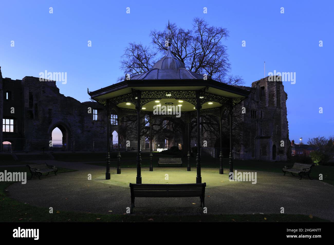 All'imbrunire, al Newark Castle, al River Trent, a Newark, nella città di Trent, Nottinghamshire, Inghilterra, Regno Unito Foto Stock