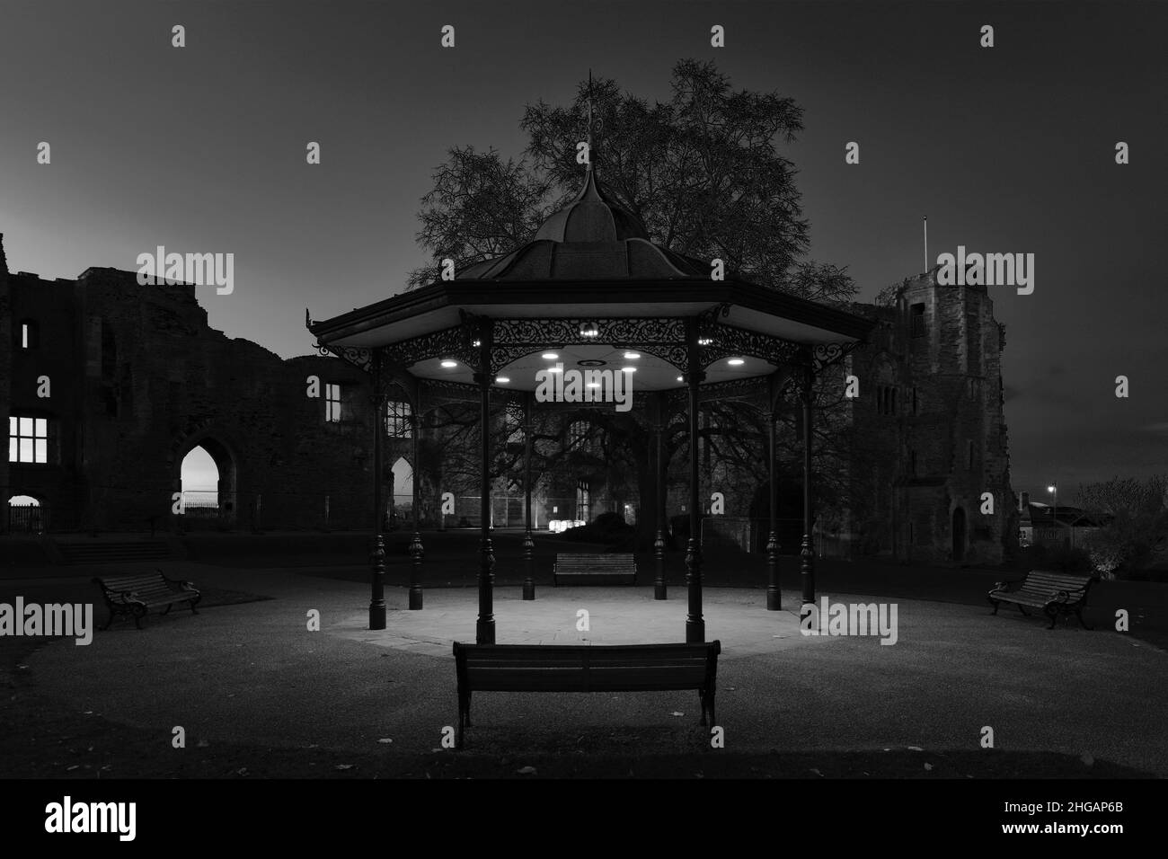 All'imbrunire, al Newark Castle, al River Trent, a Newark, nella città di Trent, Nottinghamshire, Inghilterra, Regno Unito Foto Stock