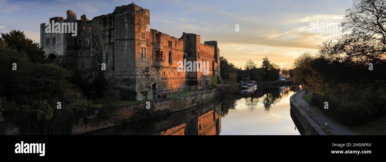 Tramonto sulle rovine di Newark Castle, fiume Trent, Newark sulla città di Trent, Nottinghamshire, Inghilterra, Regno Unito Foto Stock