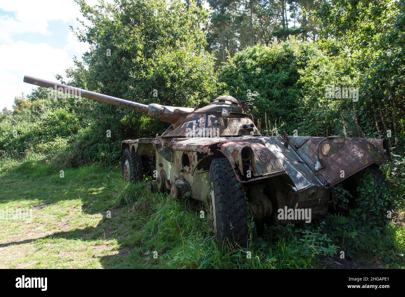 Vecchio serbatoio, carro armato francese, Panhard EBR, vicino Pointe des Capucines, Roscanvel, penisola di Crozon, Dipartimento Finistere, Bretagna, Francia Foto Stock