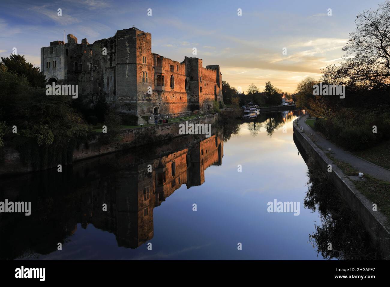 Tramonto sulle rovine di Newark Castle, fiume Trent, Newark sulla città di Trent, Nottinghamshire, Inghilterra, Regno Unito Foto Stock