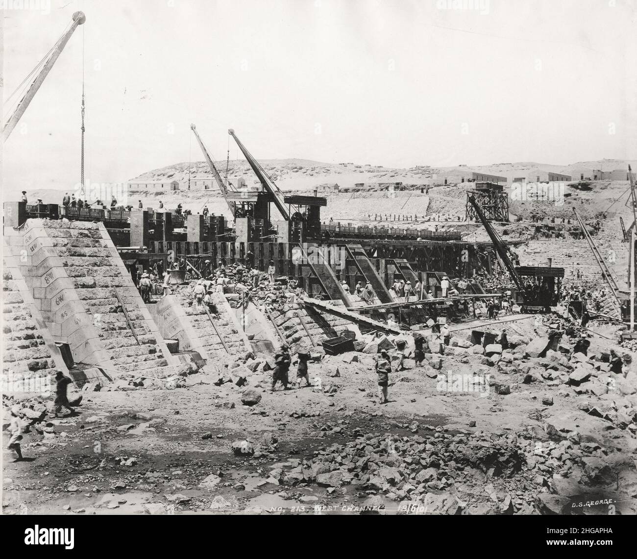 Foto d'epoca: Lavori di costruzione della diga Aswan Low Dam, fiume Nilo, Egitto, c.1900 Foto Stock