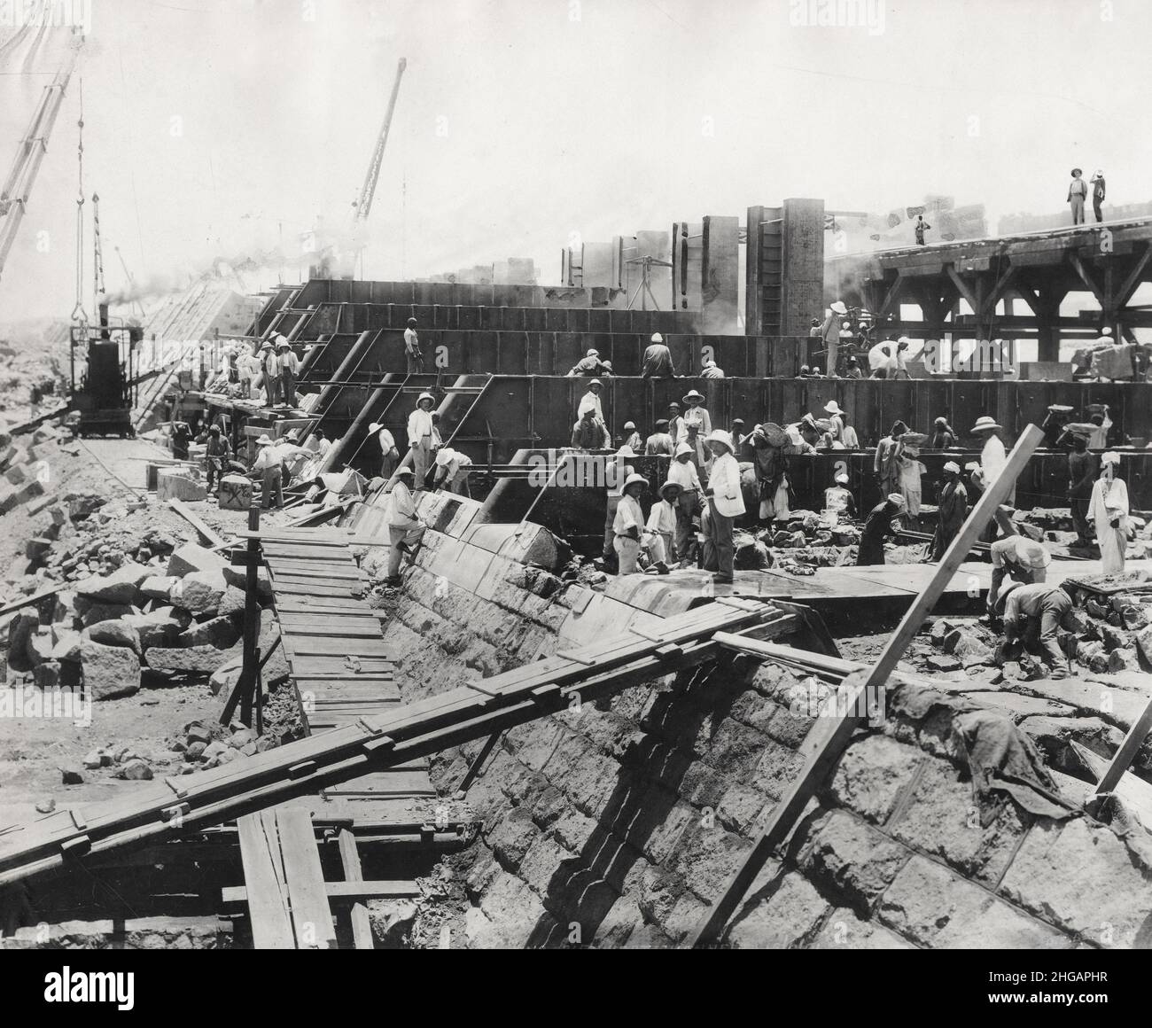 Foto d'epoca: Lavori di costruzione della diga Aswan Low Dam, fiume Nilo, Egitto, c.1900 Foto Stock