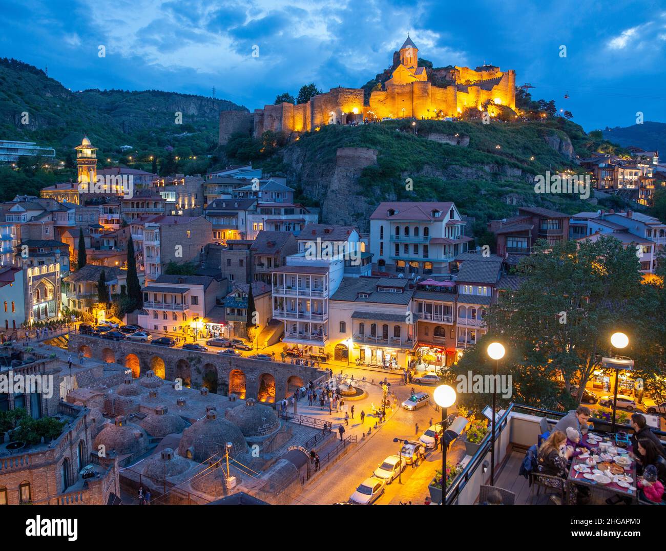Vista sulla città, bagni di zolfo, fortezza di Nariqala, Tbilisi, Georgia Foto Stock