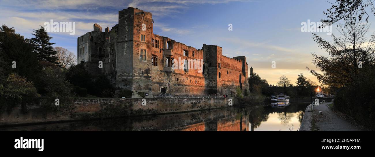 Tramonto sulle rovine di Newark Castle, fiume Trent, Newark sulla città di Trent, Nottinghamshire, Inghilterra, Regno Unito Foto Stock