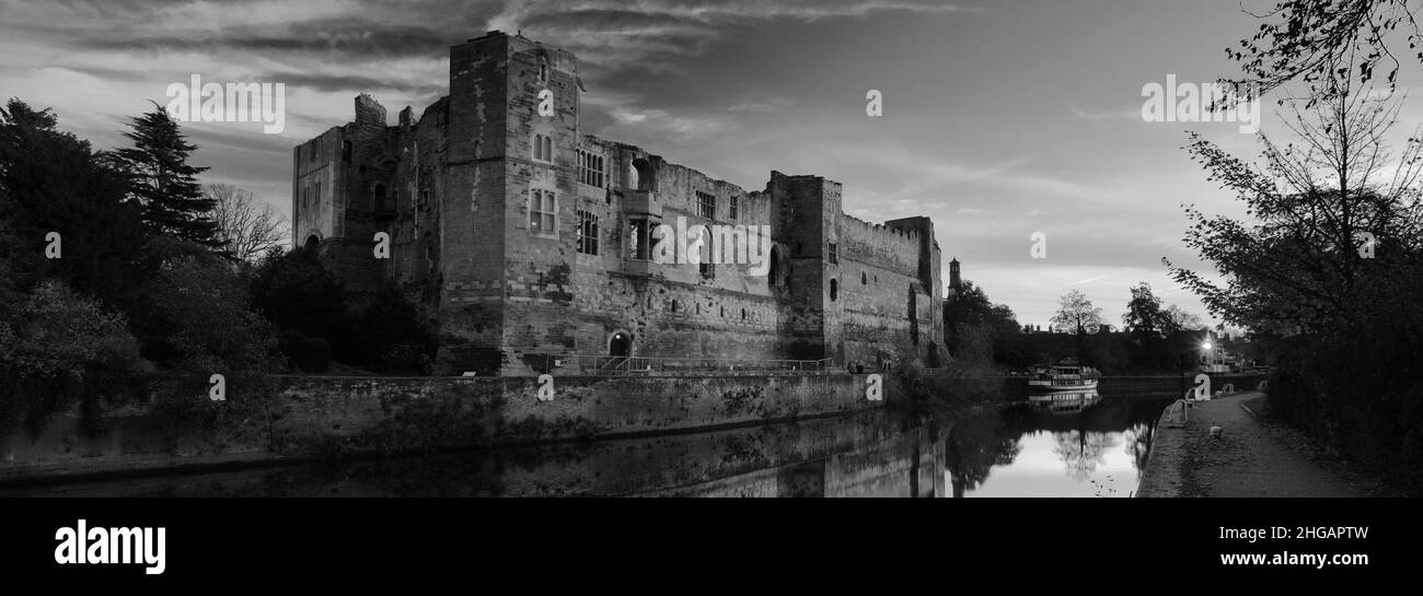 Tramonto sulle rovine di Newark Castle, fiume Trent, Newark sulla città di Trent, Nottinghamshire, Inghilterra, Regno Unito Foto Stock