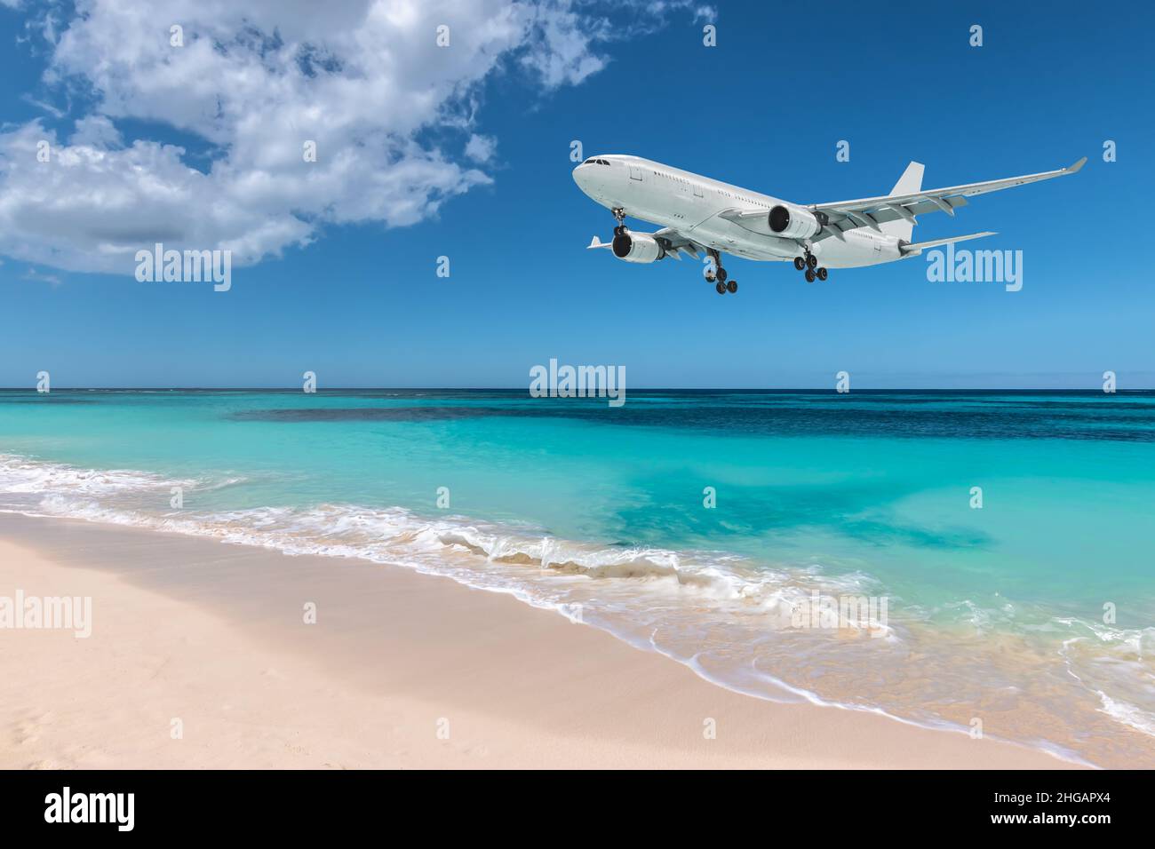Aeroplano che atterra su una bellissima spiaggia. Foto Stock