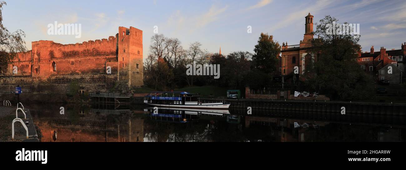 Tramonto sulle rovine di Newark Castle, fiume Trent, Newark sulla città di Trent, Nottinghamshire, Inghilterra, Regno Unito Foto Stock