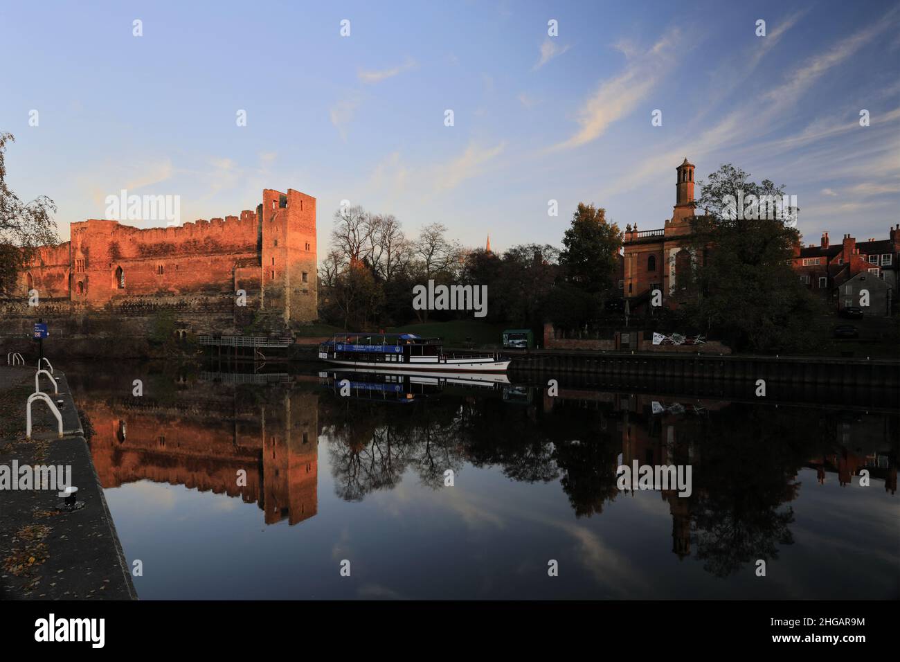 Tramonto sulle rovine di Newark Castle, fiume Trent, Newark sulla città di Trent, Nottinghamshire, Inghilterra, Regno Unito Foto Stock