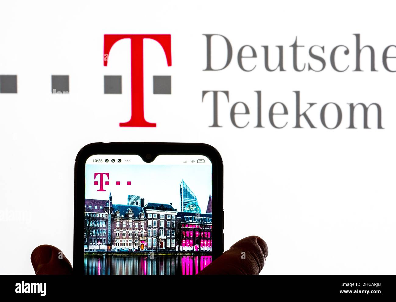 Ucraina. 19th Jan 2022. In questa foto, il logo T-Mobile Netherlands Holding B.V. viene visualizzato sullo schermo di uno smartphone con il logo Deutsche Telekom AG sullo sfondo. (Foto di Igor Golovniov/SOPA Images/Sipa USA) Credit: Sipa USA/Alamy Live News Foto Stock