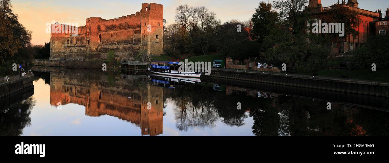 Tramonto sulle rovine di Newark Castle, fiume Trent, Newark sulla città di Trent, Nottinghamshire, Inghilterra, Regno Unito Foto Stock