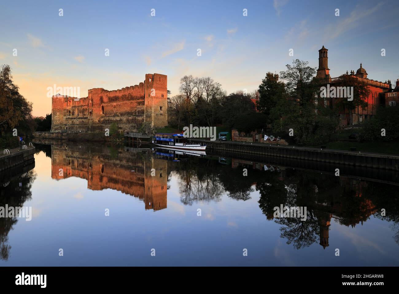 Tramonto sulle rovine di Newark Castle, fiume Trent, Newark sulla città di Trent, Nottinghamshire, Inghilterra, Regno Unito Foto Stock