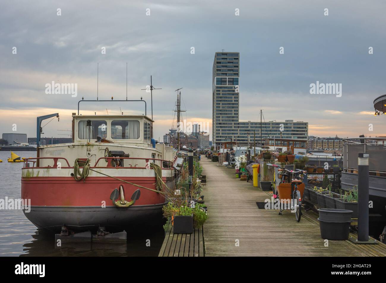 Molo sui corsi d'acqua di Amsterdam Foto Stock