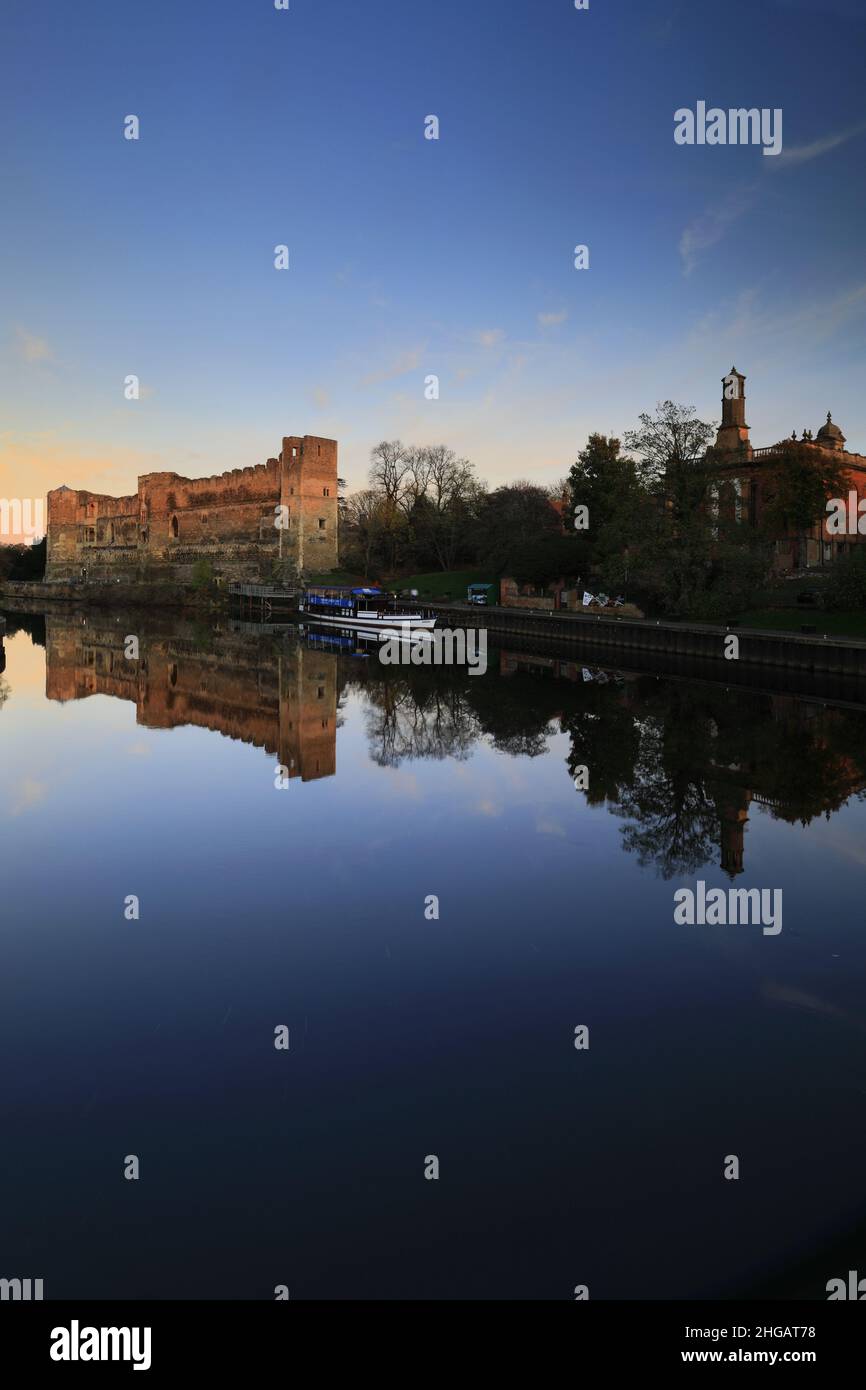 Tramonto sulle rovine di Newark Castle, fiume Trent, Newark sulla città di Trent, Nottinghamshire, Inghilterra, Regno Unito Foto Stock