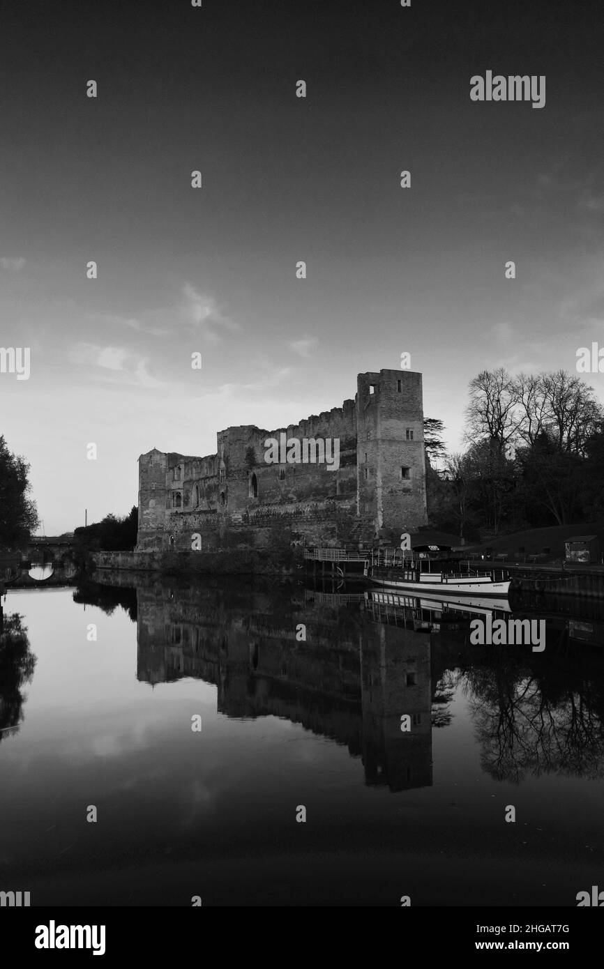 Tramonto sulle rovine di Newark Castle, fiume Trent, Newark sulla città di Trent, Nottinghamshire, Inghilterra, Regno Unito Foto Stock