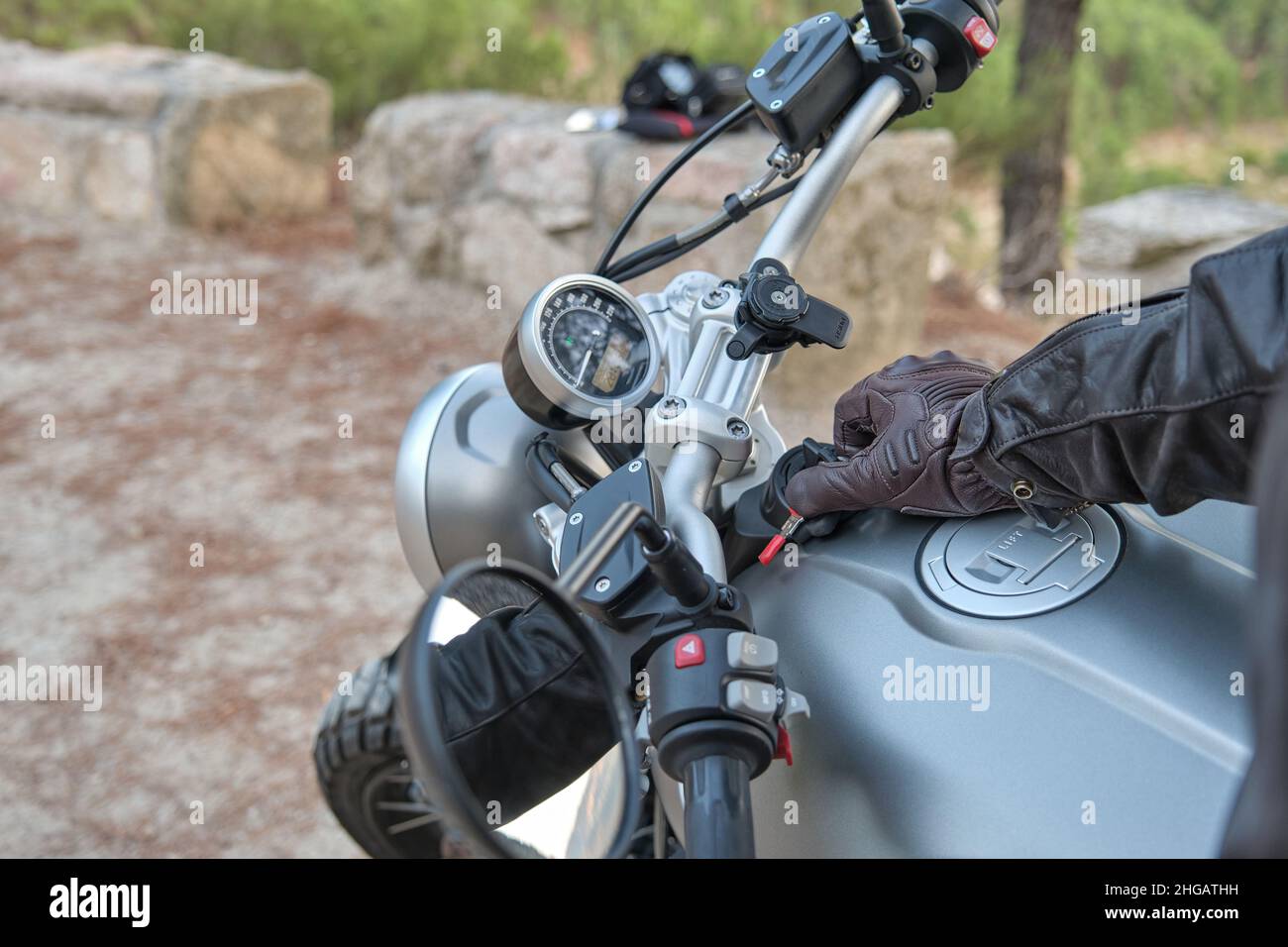 Dettaglio della mano di un uomo che inizia la sua moto. Foto Stock