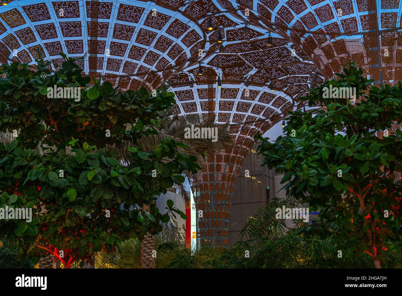 Pannelli solari a forma di imbuto dettaglio astratto incorniciato da alberi al Dubai Expo 2020 Foto Stock
