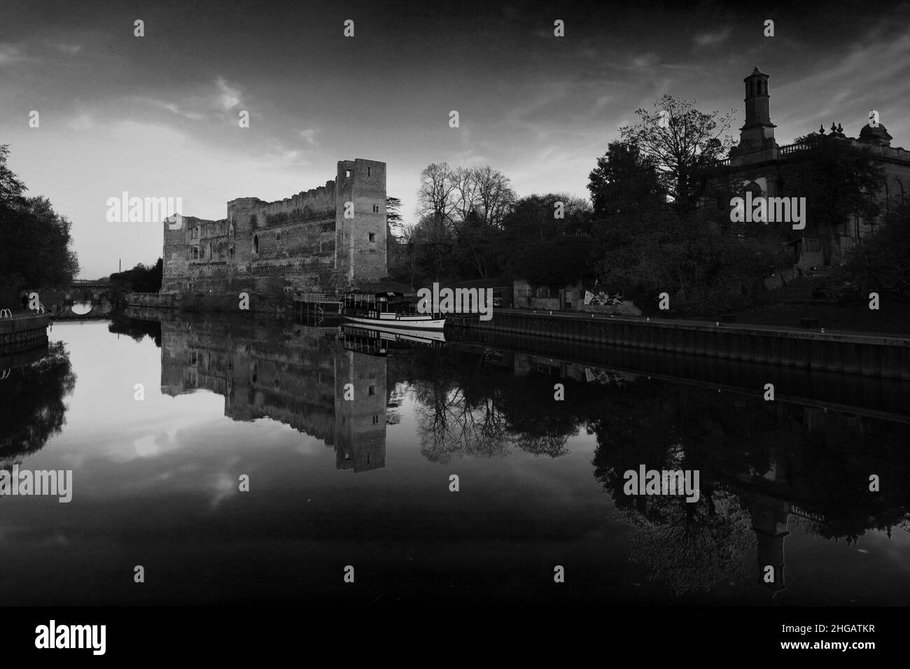 Tramonto sulle rovine di Newark Castle, fiume Trent, Newark sulla città di Trent, Nottinghamshire, Inghilterra, Regno Unito Foto Stock