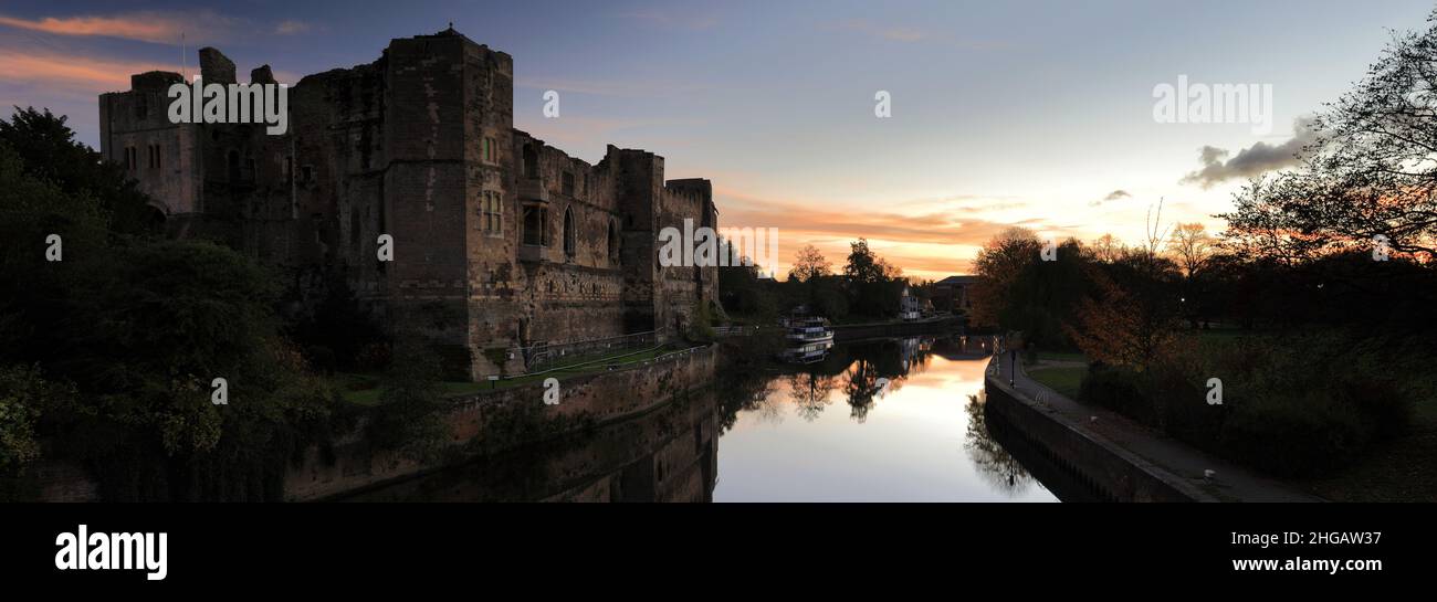 Tramonto sulle rovine di Newark Castle, fiume Trent, Newark sulla città di Trent, Nottinghamshire, Inghilterra, Regno Unito Foto Stock