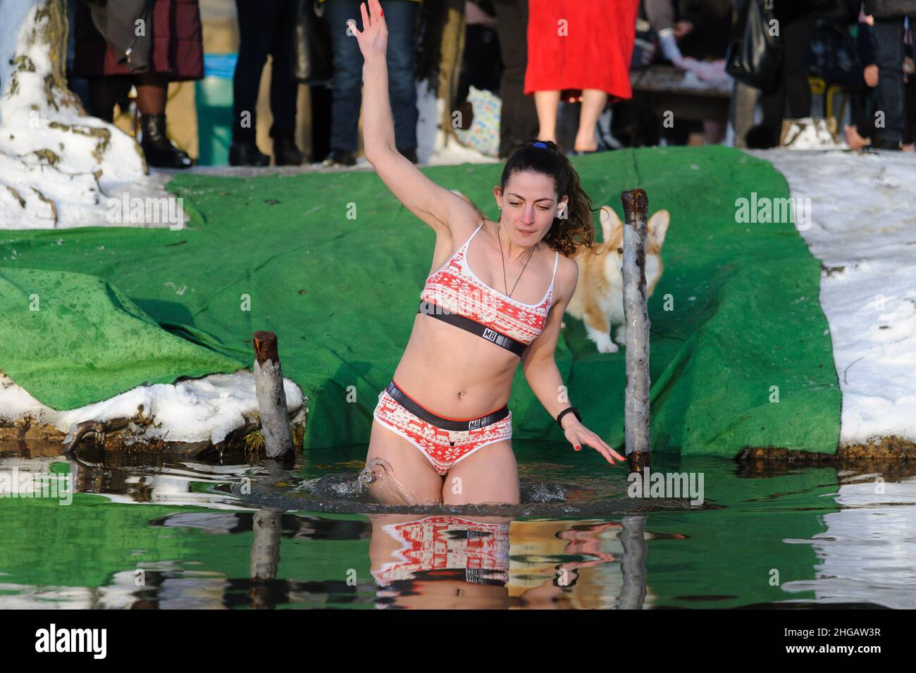 Lviv, Ucraina. 19th Jan 2022. Una donna visto entrare in acqua durante la celebrazione di Epiphany.People crede che l'acqua ha proprietà healing speciali e può essere usata per trattare le varie malattie, così molti prendono i bagni di ghiaccio come parte della relativa celebrazione. Credit: SOPA Images Limited/Alamy Live News Foto Stock