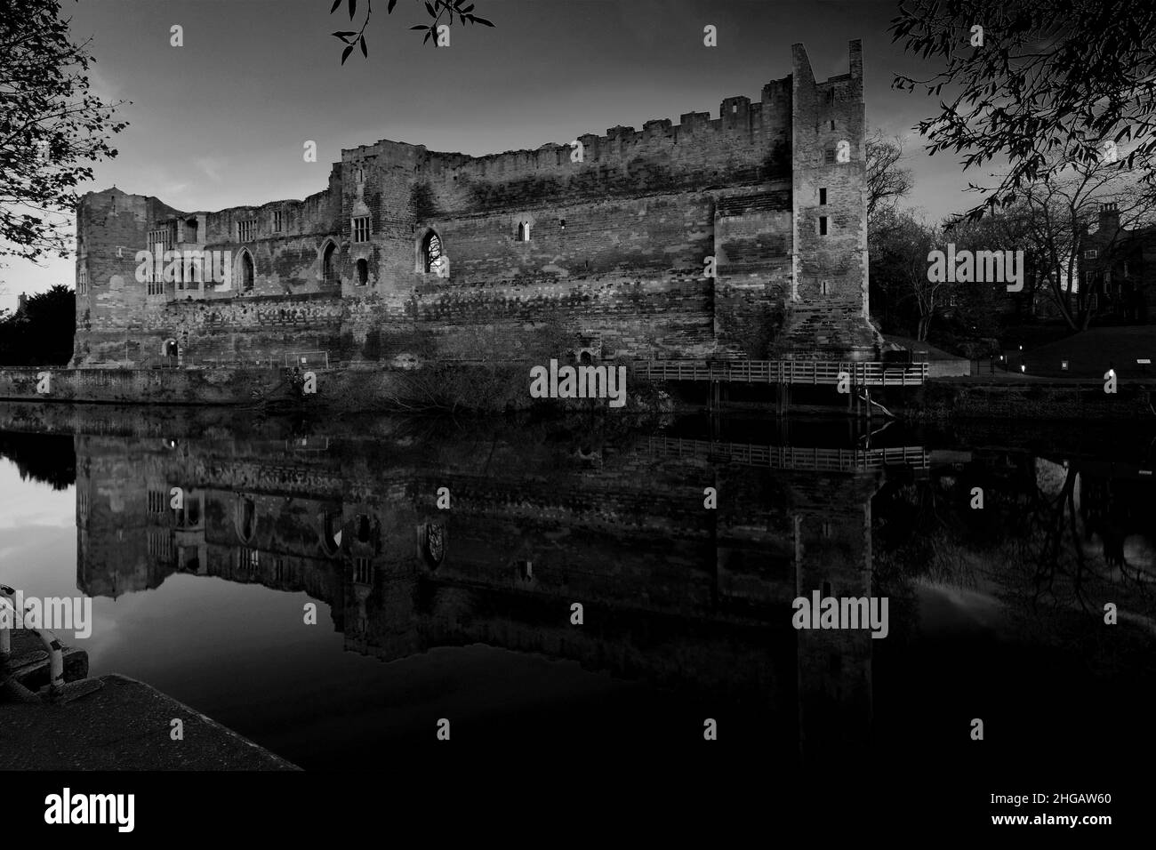 Tramonto sulle rovine di Newark Castle, fiume Trent, Newark sulla città di Trent, Nottinghamshire, Inghilterra, Regno Unito Foto Stock