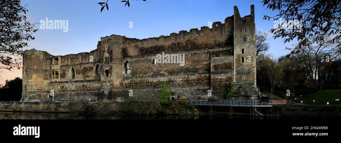 Tramonto sulle rovine di Newark Castle, fiume Trent, Newark sulla città di Trent, Nottinghamshire, Inghilterra, Regno Unito Foto Stock