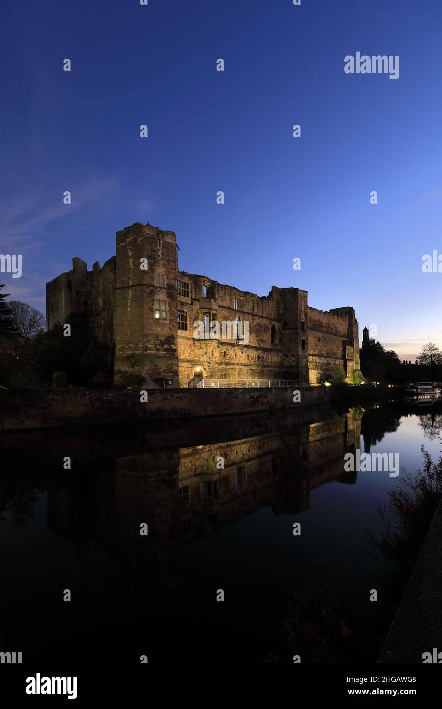 Tramonto sulle rovine di Newark Castle, fiume Trent, Newark sulla città di Trent, Nottinghamshire, Inghilterra, Regno Unito Foto Stock
