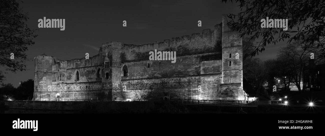 Tramonto sulle rovine di Newark Castle, fiume Trent, Newark sulla città di Trent, Nottinghamshire, Inghilterra, Regno Unito Foto Stock
