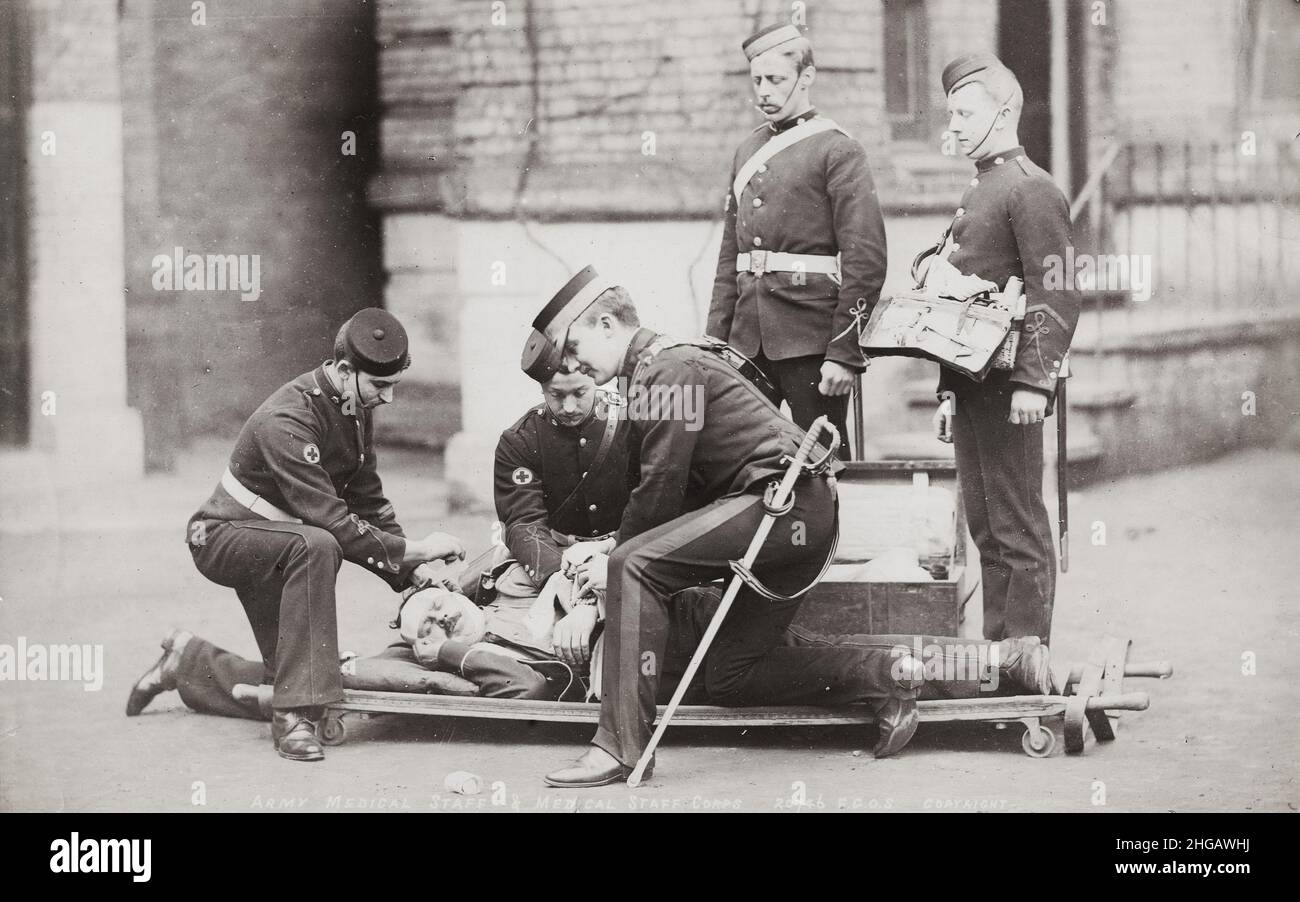 Vintage fine 19th secolo fotografia: 1890 's British Army Regiment: Esercito medico personale e paziente. Foto Stock