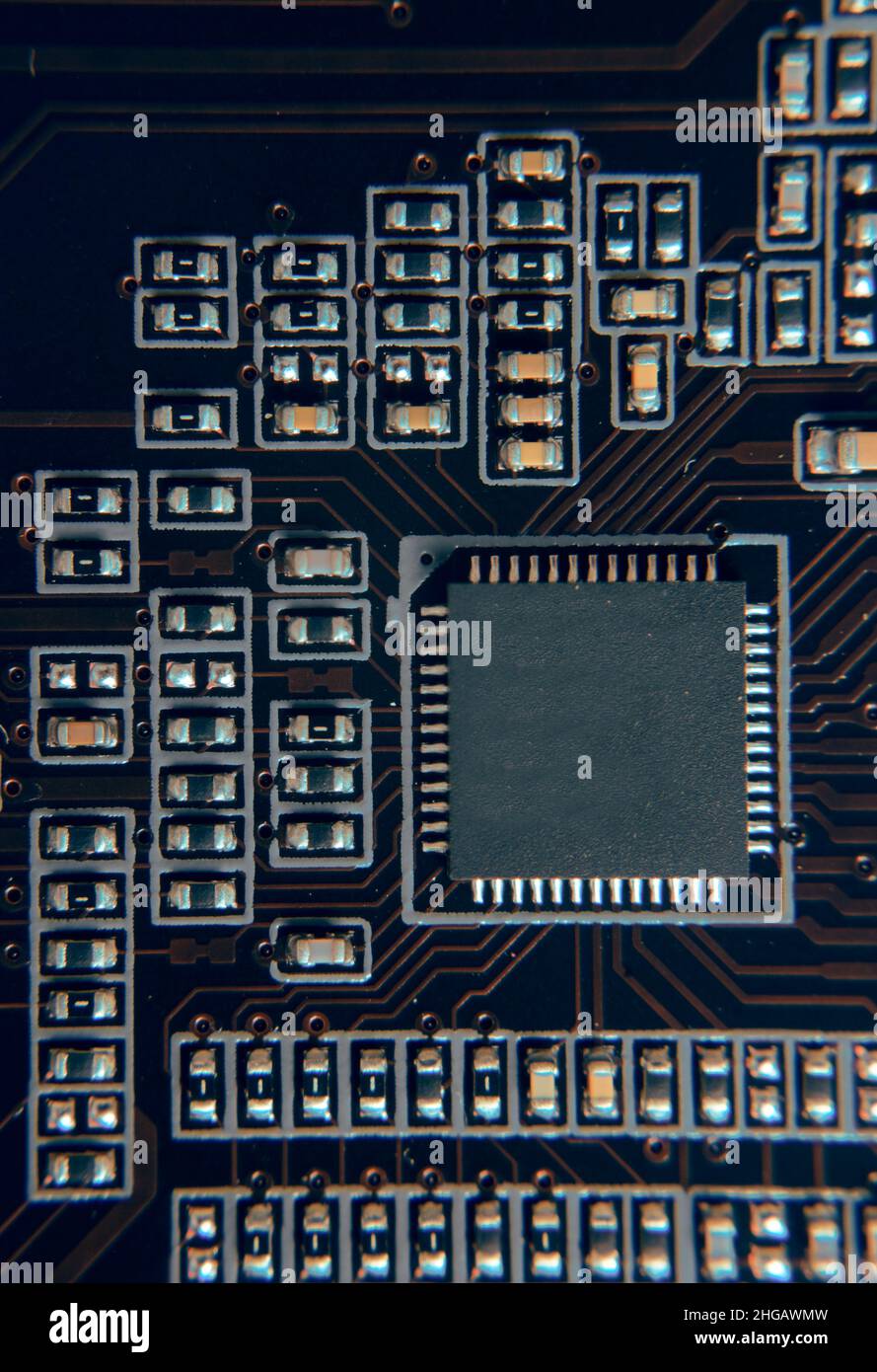 Collegare il microprocessore della CPU al socket della scheda madre. Manutenzione o riparazione dell'hardware della tecnologia informatica. Sviluppo di componenti elettronici lavorando su Co Foto Stock
