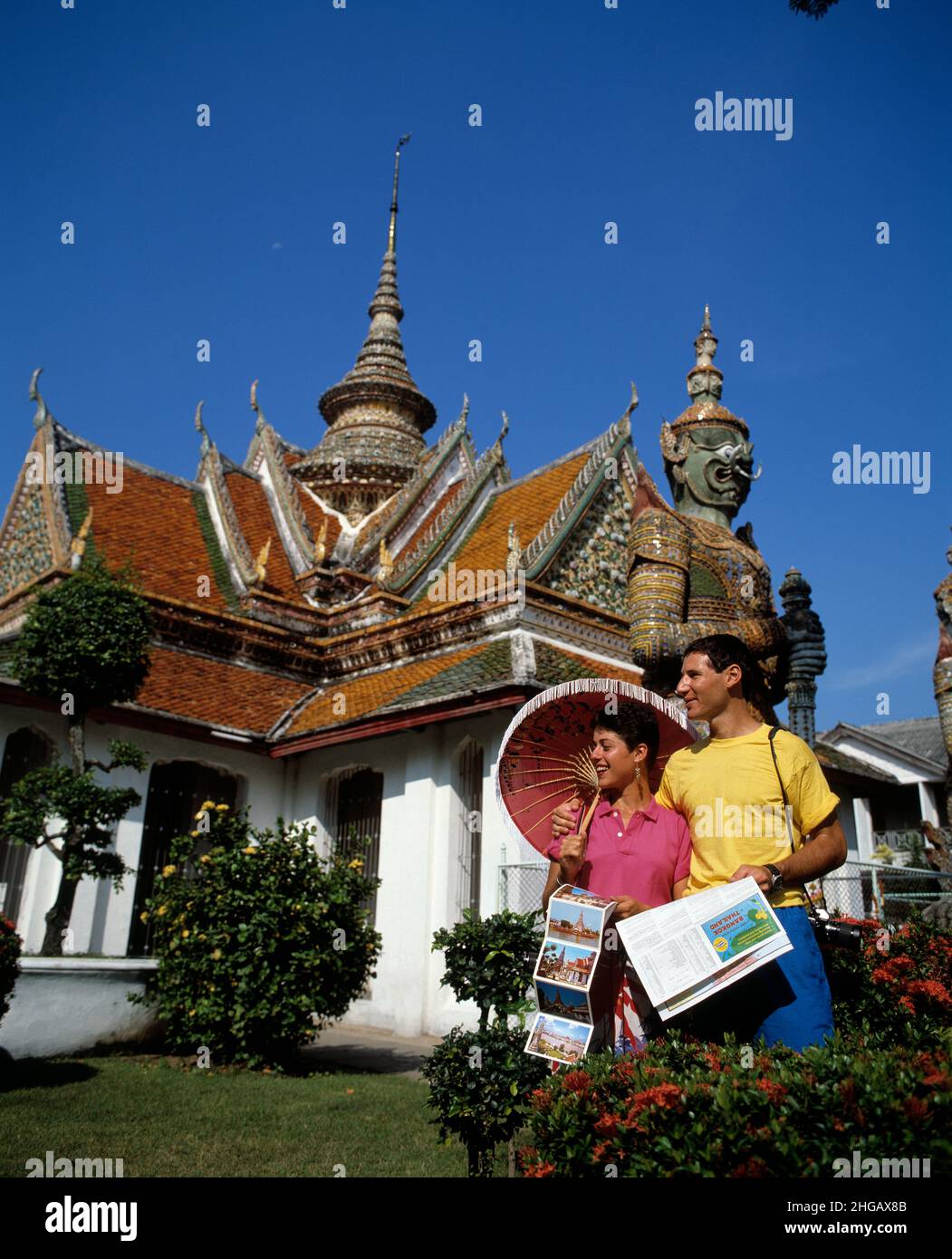 Thailandia. Bangkok. Coppia turistica di fronte al tempio di Wat Arun di Dawn. Foto Stock