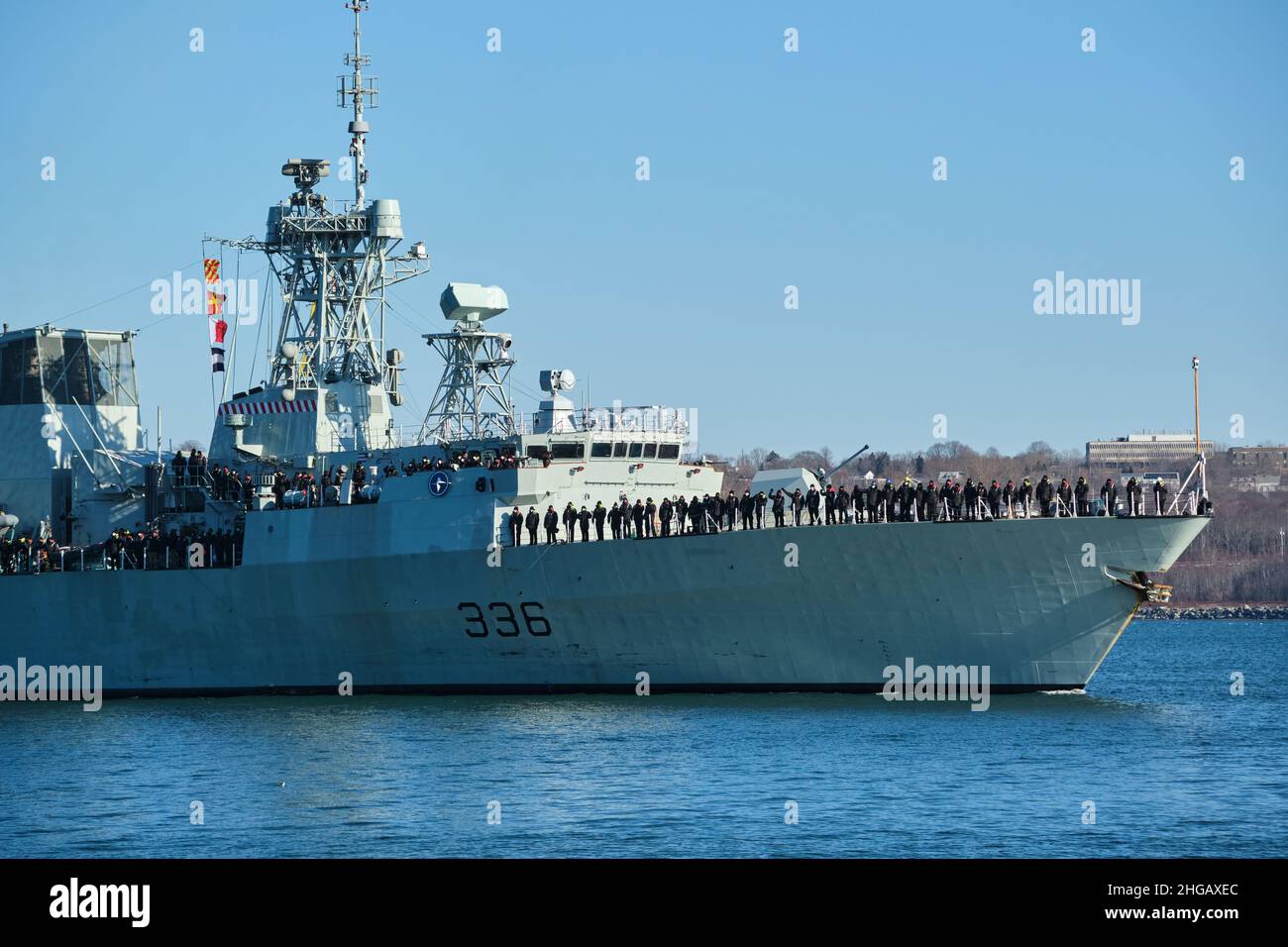 Halifax, Nuova Scozia, Canada. Gennaio 19th, 2022. L'HMCS Montreal parte dal porto di Halifax per un dispiegamento di sei mesi nel Mediterraneo e nel Mar Nero a sostegno delle misure di assicurazione della NATO, delle operazioni di rassicurazione, nell'Europa centrale e orientale. Foto Stock