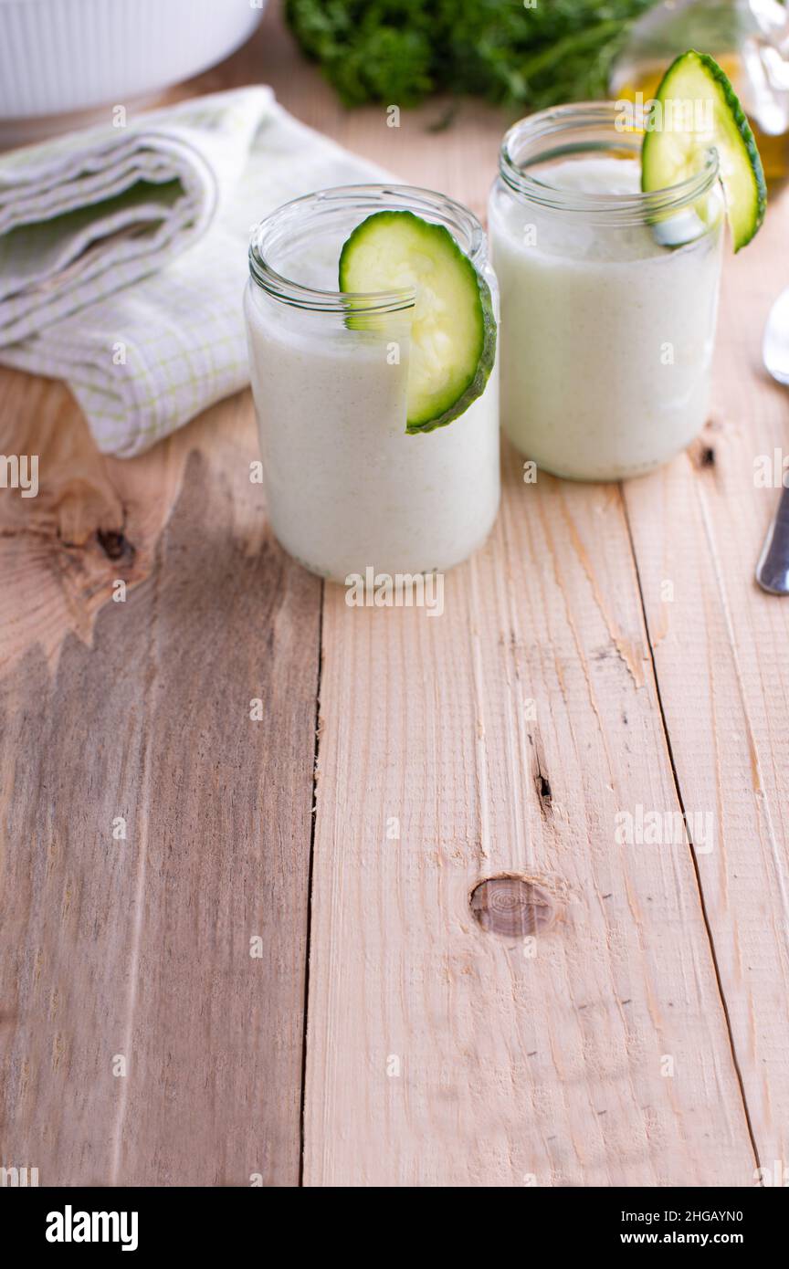 Disintossicare con yogurt biologico, cetrioli freschi, aglio, erbe e succo di limone. Foto Stock