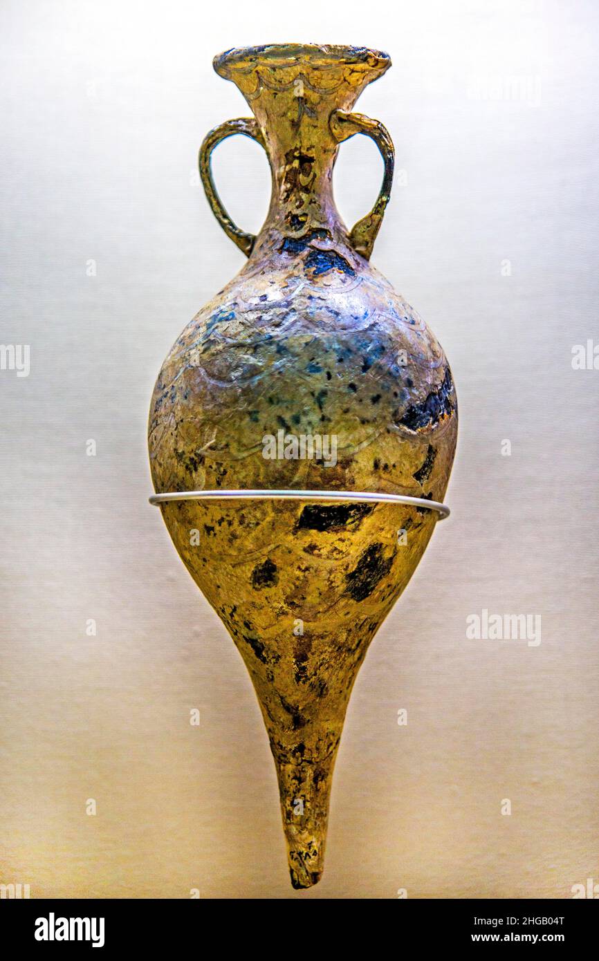 Bottiglia di profumo in vetro, 1st Miill. B. C. Museo dello stile mediterraneo orientale, del vetro e della ceramica, Teheran, Teheran, Iran Foto Stock