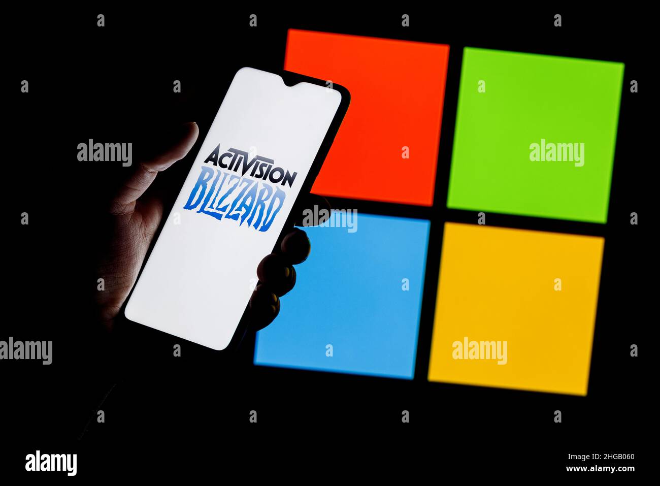 Logo Activision Blizzard sullo schermo dello smartphone in mano sullo sfondo del logo Microsoft. Foto Stock