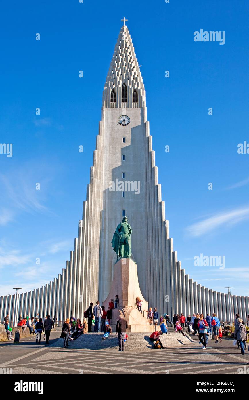 Statua del primo esploratore d'America Leifur Eiriksson di fronte a Hallgrimskirkja, Reykjavik, Islanda Foto Stock