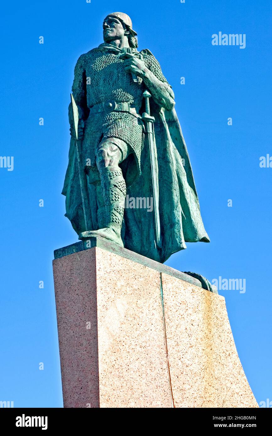 Statua del primo esploratore d'America Leifur Eiriksson di fronte a Hallgrimskirkja, Reykjavik, Islanda Foto Stock