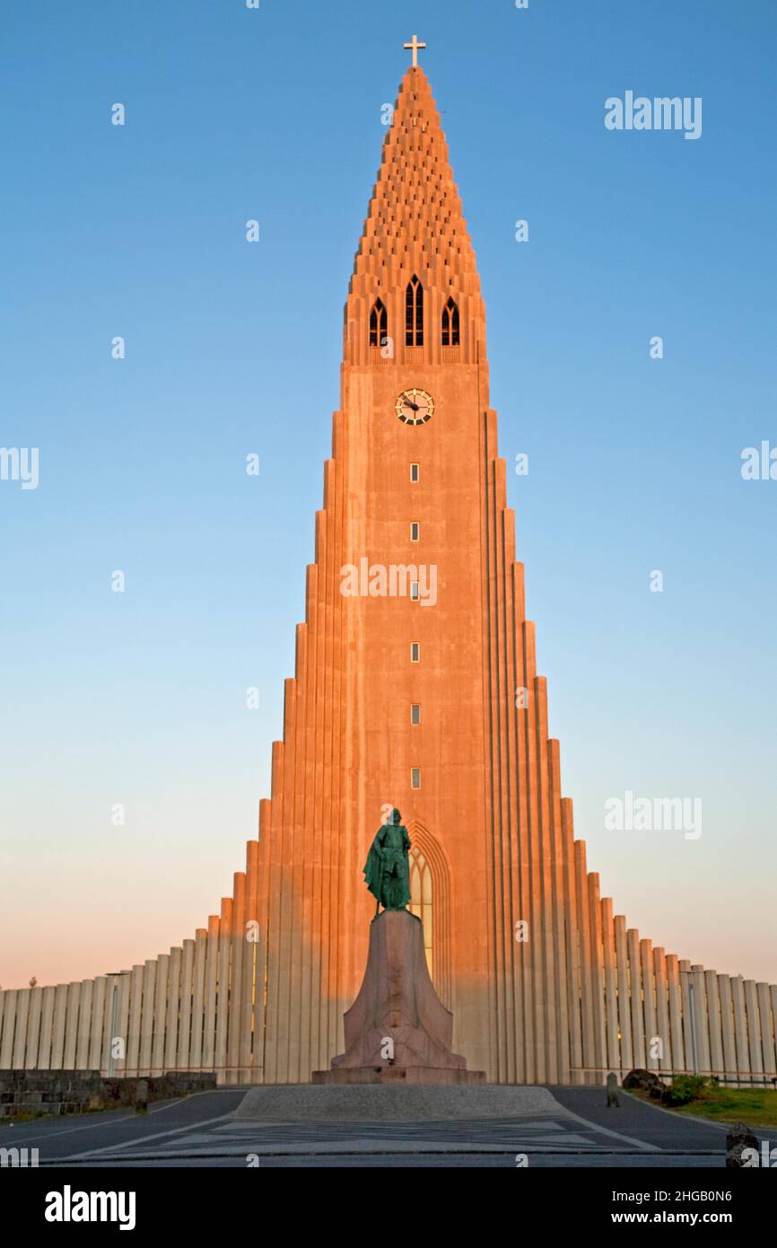 Statua del primo esploratore d'America Leifur Eiriksson di fronte a Hallgrimskirkja, Reykjavik, Islanda Foto Stock