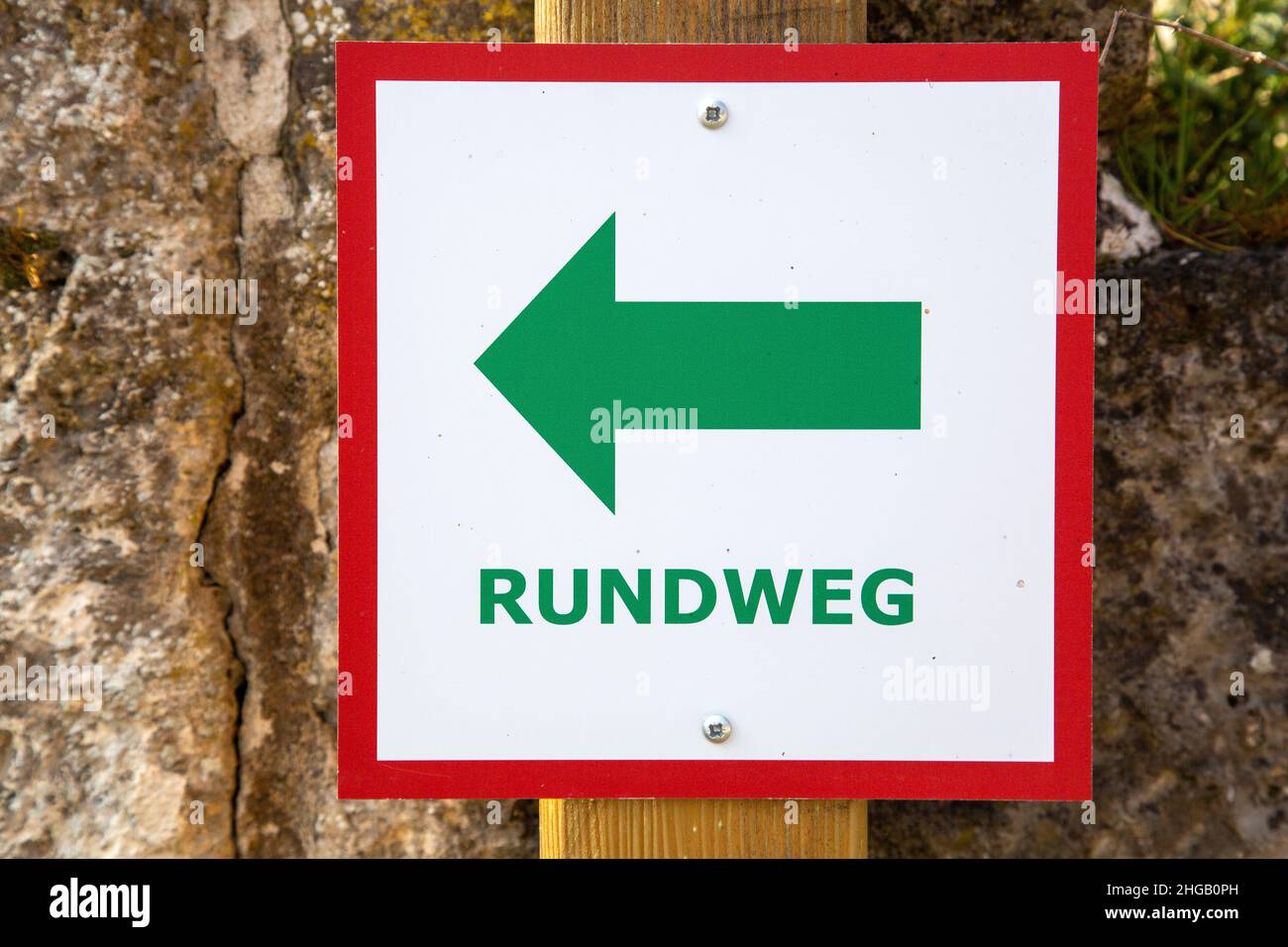 Segnale direzionale tedesco 'Rundweg' che si traduce in "Circular Trail" inglese Foto Stock