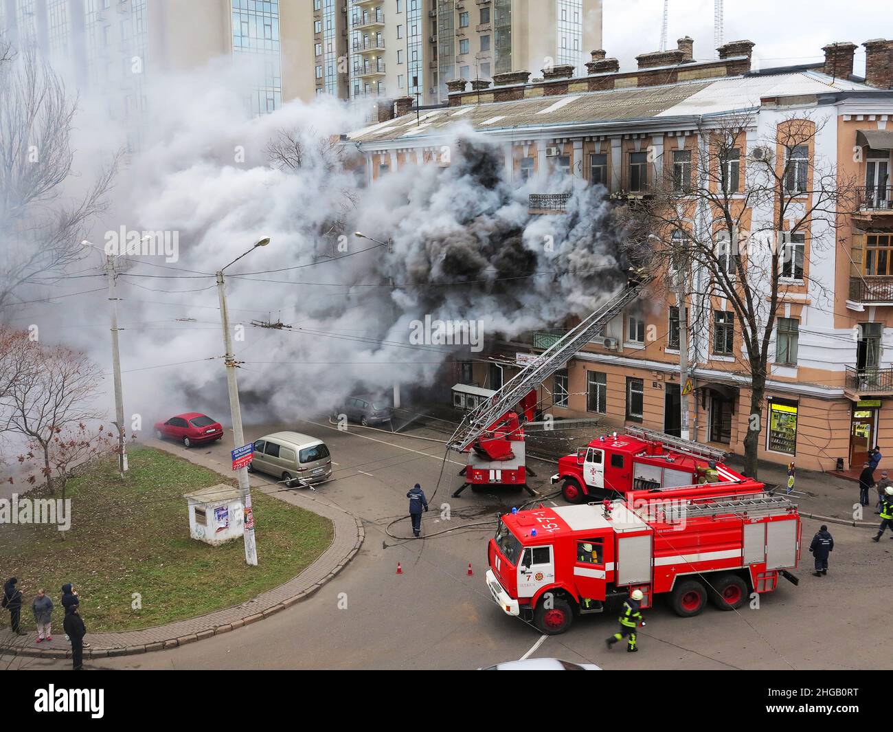 Odessa, Ucraina - 29 dicembre 2016: Incendio nella costruzione di appartamenti. Forte luce luminosa e clubs, fumo nuvole finestra della loro casa bruciante. Foto Stock