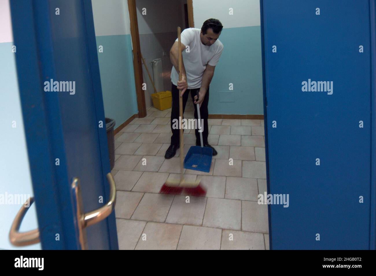 Palermo, Italia 16/09/2005: I lavoratori ex PIP (piani d'inserimento professionale) si occupano di pulizia e manutenzione nella scuola media 'Peppino Imbastato' e ricevono un sussidio di lavoro. ©Andrea Sabbadini Foto Stock