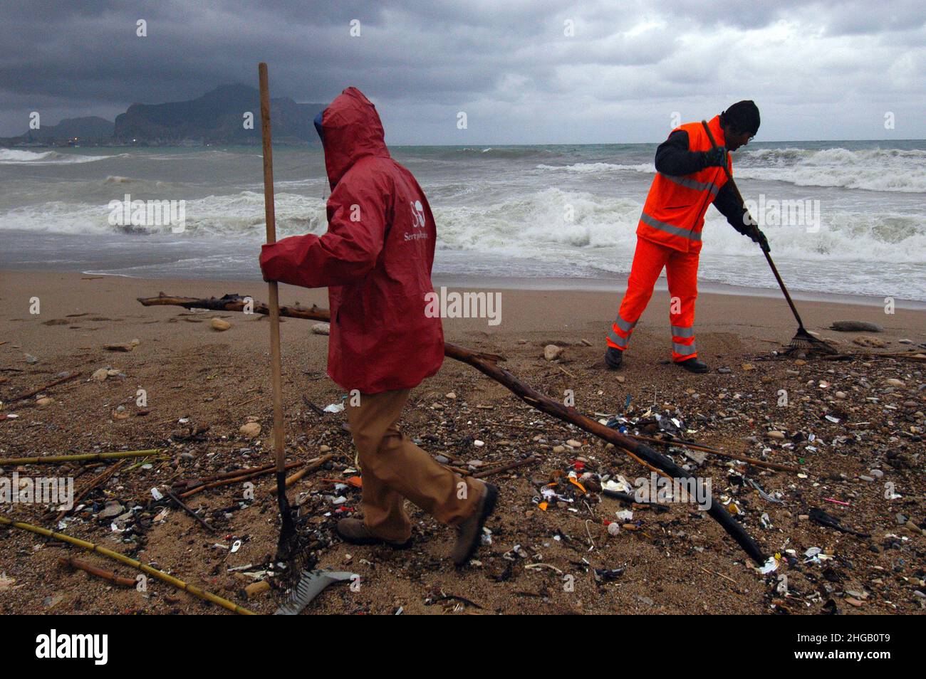 Palermo, Italia 14/12/2005: Gli ex lavoratori PIP (Professional Insertion Plans) puliscono la spiaggia di Sperone e ricevono un sussidio. ©Andrea Sabbadini Foto Stock