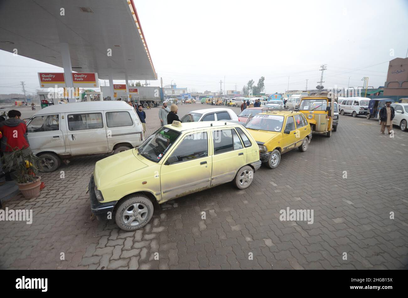 Peshawar, Pakistan. 19th Jan 2022. Un gran numero di veicoli sono in coda per riempire i serbatoi CNG come la stazione CNG chiusura in tutta la provincia, a causa di arresto della fornitura di gas alle stazioni CNG nella città di Peshawar. (Foto di Hussain Ali/Pacific Press) Credit: Pacific Press Media Production Corp./Alamy Live News Foto Stock