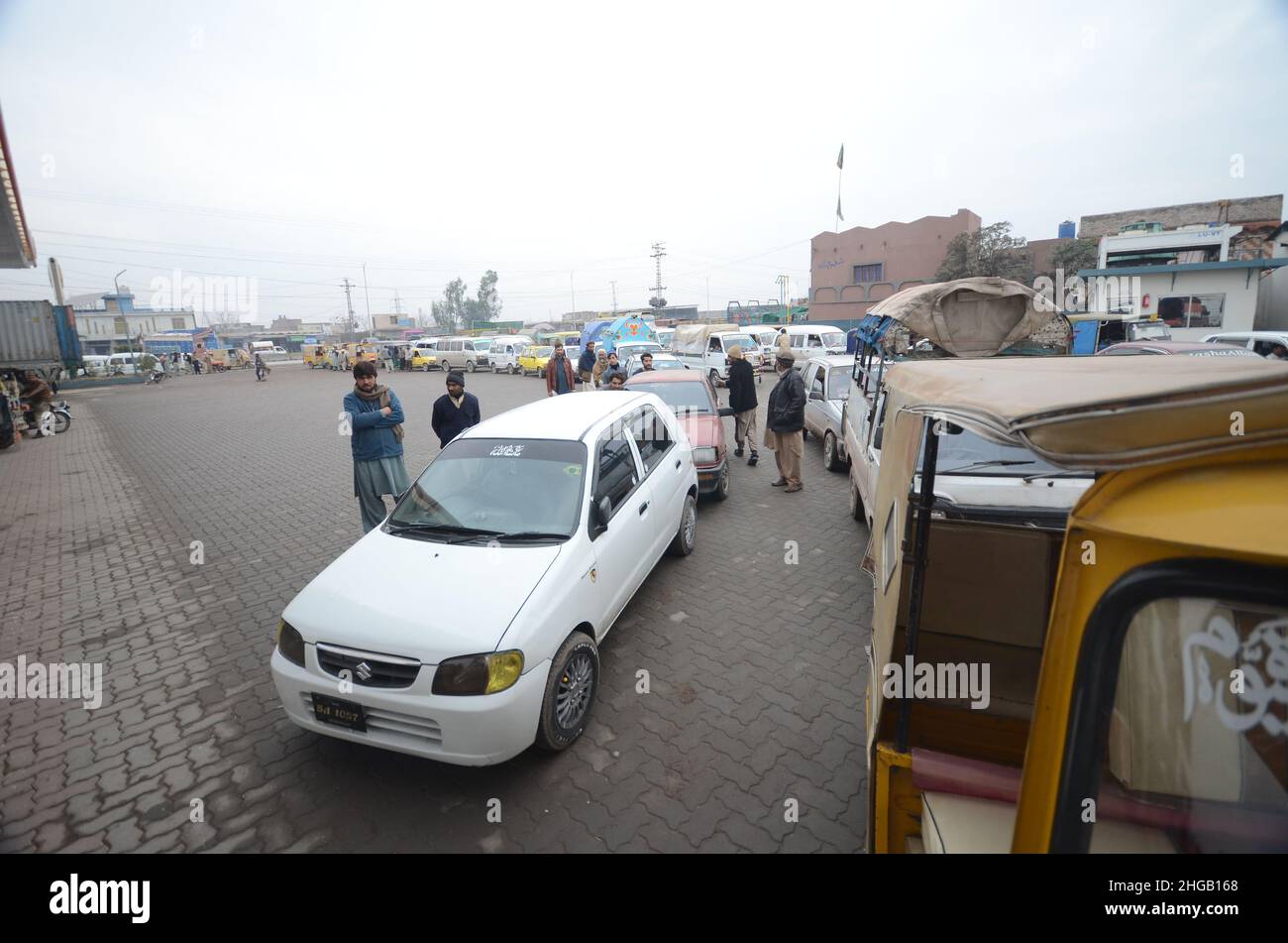 Peshawar, Pakistan. 19th Jan 2022. Un gran numero di veicoli sono in coda per riempire i serbatoi CNG come la stazione CNG chiusura in tutta la provincia, a causa di arresto della fornitura di gas alle stazioni CNG nella città di Peshawar. (Foto di Hussain Ali/Pacific Press) Credit: Pacific Press Media Production Corp./Alamy Live News Foto Stock