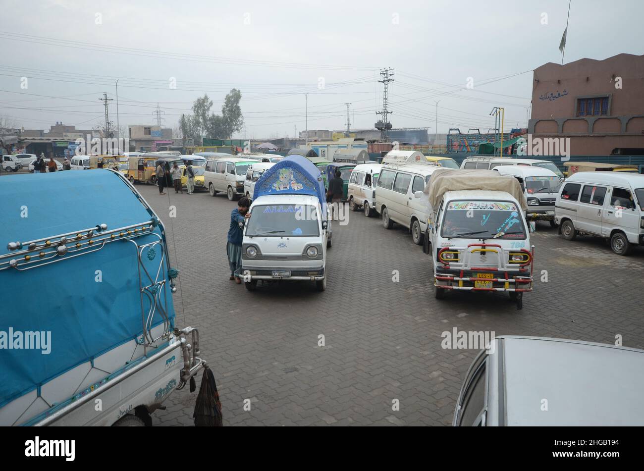 Peshawar, Pakistan. 19th Jan 2022. Un gran numero di veicoli sono in coda per riempire i serbatoi CNG come la stazione CNG chiusura in tutta la provincia, a causa di arresto della fornitura di gas alle stazioni CNG nella città di Peshawar. (Foto di Hussain Ali/Pacific Press) Credit: Pacific Press Media Production Corp./Alamy Live News Foto Stock