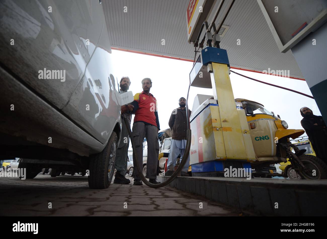 Peshawar, Pakistan. 19th Jan 2022. Un gran numero di veicoli sono in coda per riempire i serbatoi CNG come la stazione CNG chiusura in tutta la provincia, a causa di arresto della fornitura di gas alle stazioni CNG nella città di Peshawar. (Foto di Hussain Ali/Pacific Press) Credit: Pacific Press Media Production Corp./Alamy Live News Foto Stock