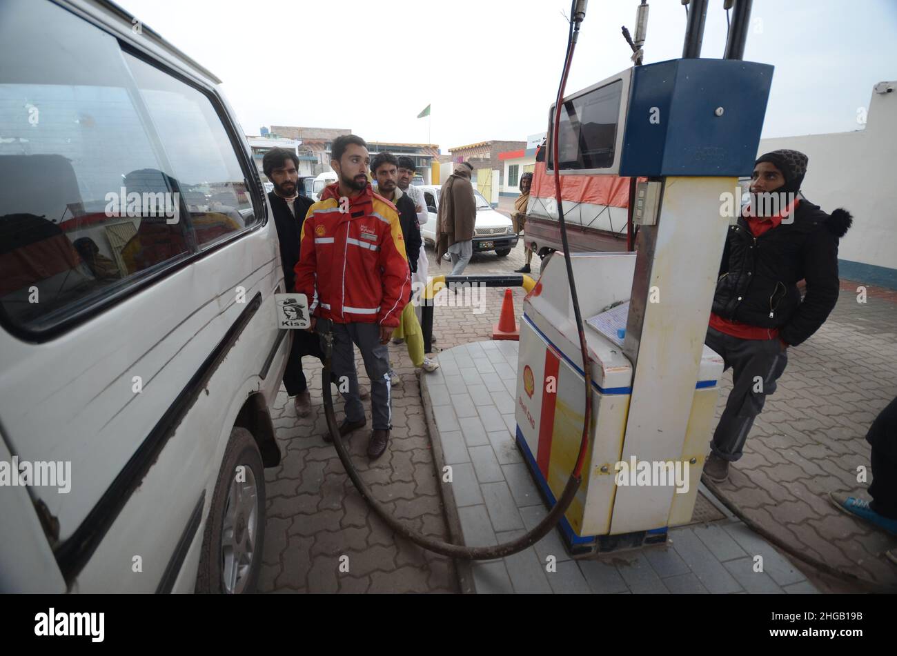 Peshawar, Pakistan. 19th Jan 2022. Un gran numero di veicoli sono in coda per riempire i serbatoi CNG come la stazione CNG chiusura in tutta la provincia, a causa di arresto della fornitura di gas alle stazioni CNG nella città di Peshawar. (Foto di Hussain Ali/Pacific Press) Credit: Pacific Press Media Production Corp./Alamy Live News Foto Stock