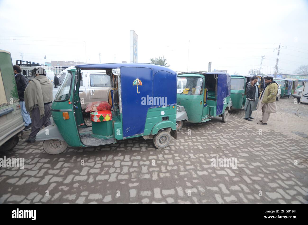 Peshawar, Pakistan. 19th Jan 2022. Un gran numero di veicoli sono in coda per riempire i serbatoi CNG come la stazione CNG chiusura in tutta la provincia, a causa di arresto della fornitura di gas alle stazioni CNG nella città di Peshawar. (Foto di Hussain Ali/Pacific Press) Credit: Pacific Press Media Production Corp./Alamy Live News Foto Stock