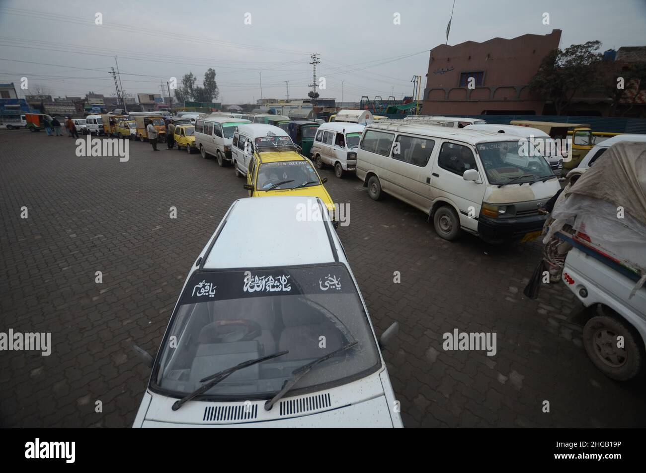 Peshawar, Pakistan. 19th Jan 2022. Un gran numero di veicoli sono in coda per riempire i serbatoi CNG come la stazione CNG chiusura in tutta la provincia, a causa di arresto della fornitura di gas alle stazioni CNG nella città di Peshawar. (Foto di Hussain Ali/Pacific Press) Credit: Pacific Press Media Production Corp./Alamy Live News Foto Stock