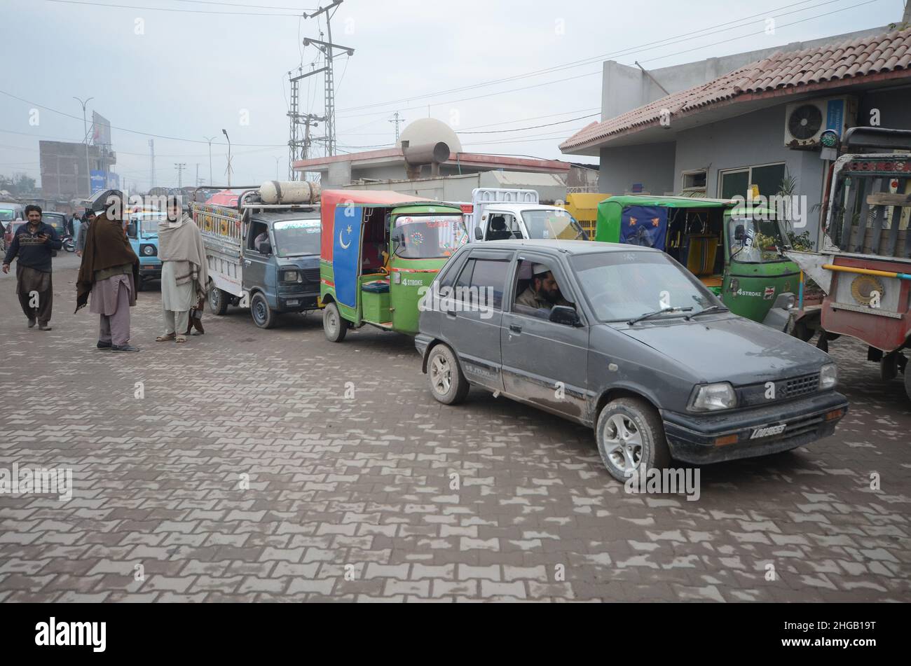 Peshawar, Pakistan. 19th Jan 2022. Un gran numero di veicoli sono in coda per riempire i serbatoi CNG come la stazione CNG chiusura in tutta la provincia, a causa di arresto della fornitura di gas alle stazioni CNG nella città di Peshawar. (Foto di Hussain Ali/Pacific Press) Credit: Pacific Press Media Production Corp./Alamy Live News Foto Stock